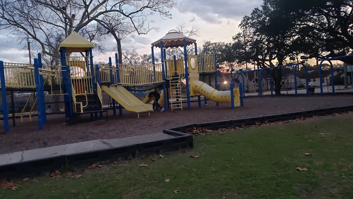 Hirsch Memorial Park (Tennis Court)